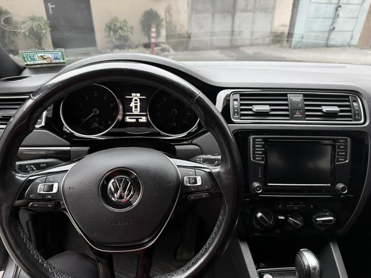 VOLKSWAGEN Jetta