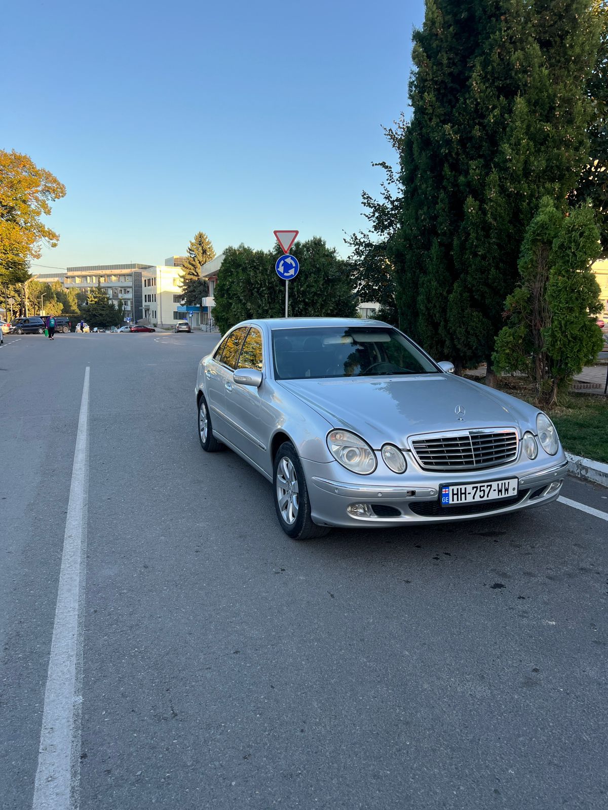 MERCEDES-BENZ E 220