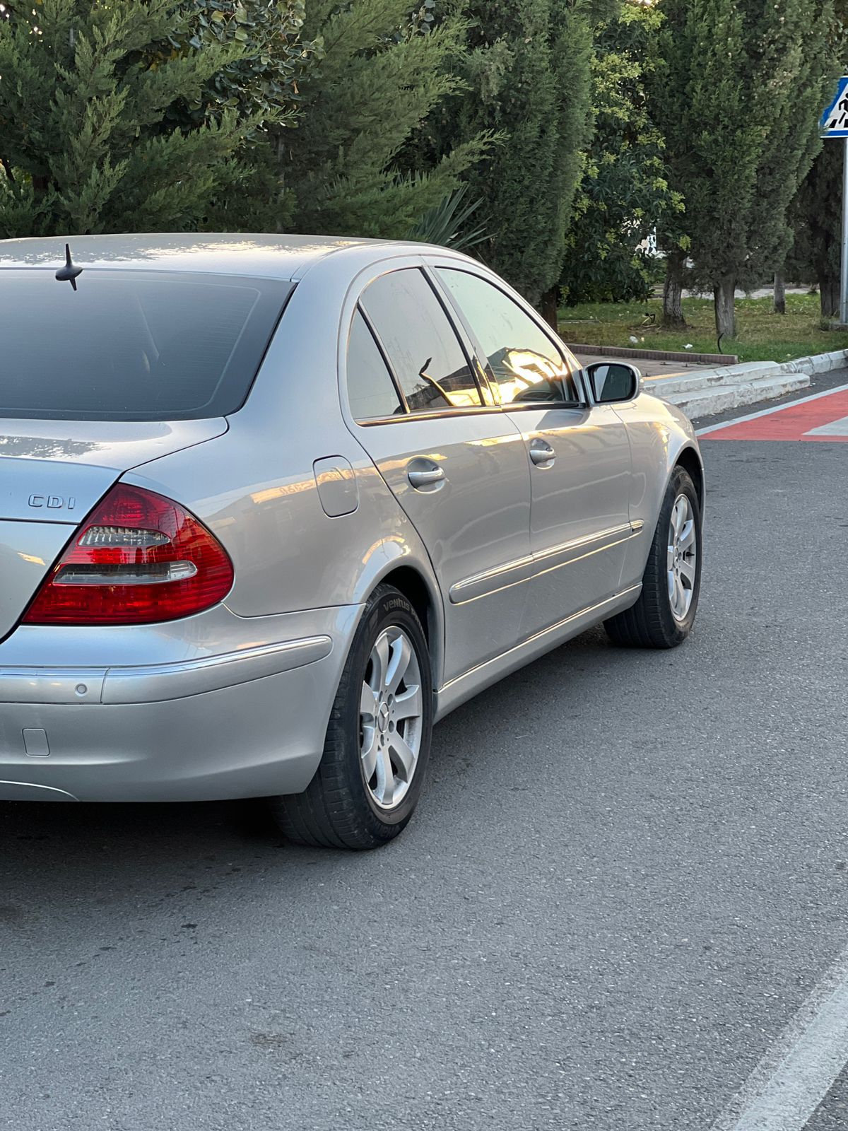 MERCEDES-BENZ E 220