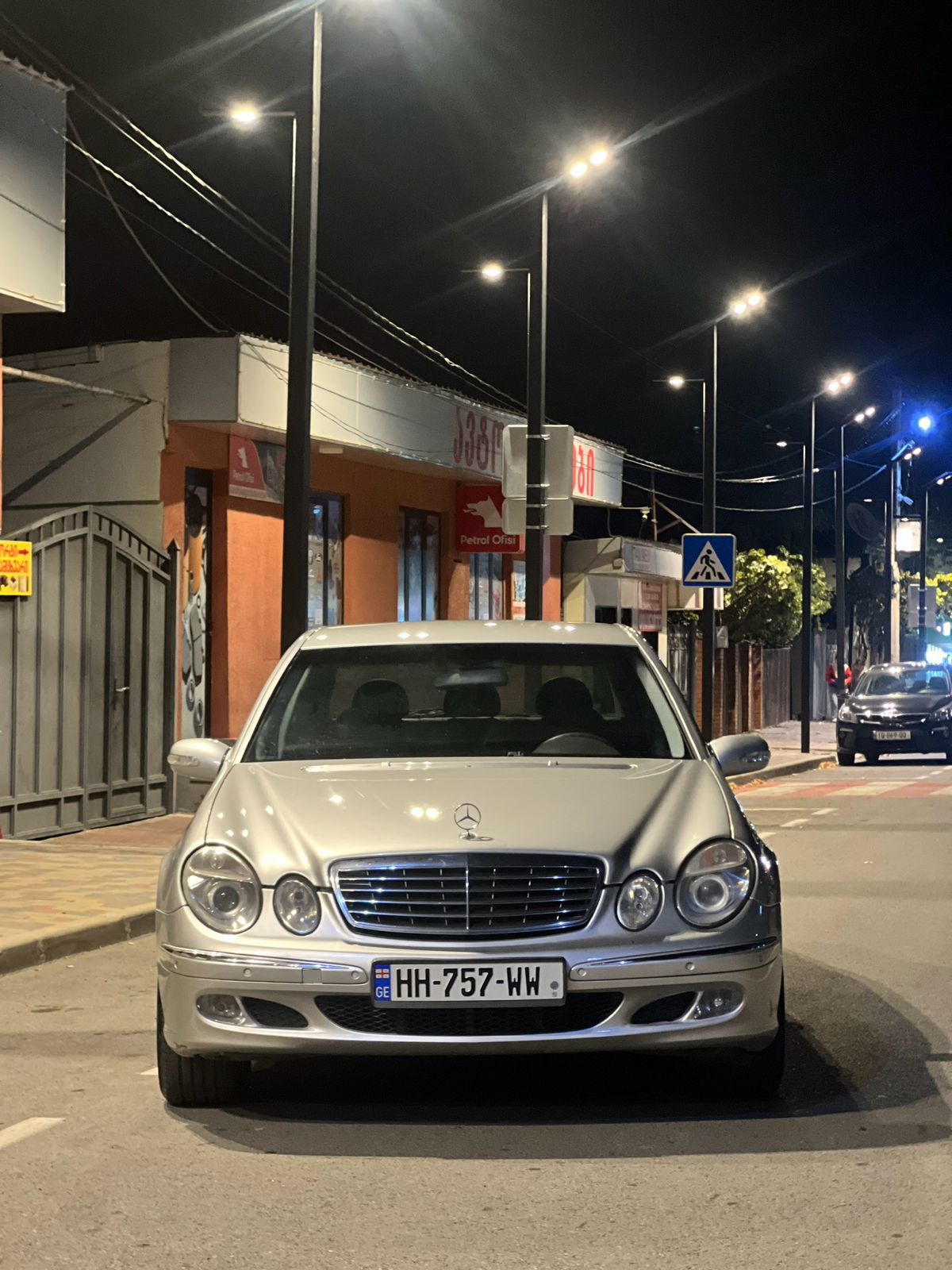 MERCEDES-BENZ E 220