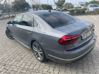 VOLKSWAGEN Passat-thumb