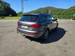 AUDI Q7-thumb