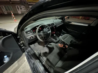 VOLKSWAGEN Jetta-thumb