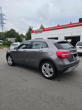 MERCEDES-BENZ GLA 200-thumb