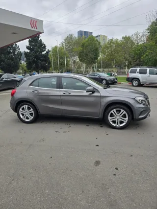 MERCEDES-BENZ GLA 200-thumb