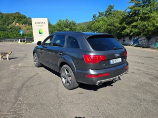 AUDI Q7-thumb