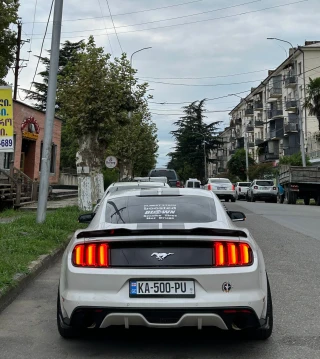 FORD Mustang-thumb