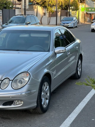 MERCEDES-BENZ E 220-thumb