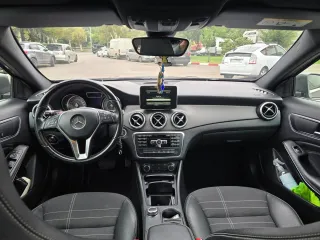 MERCEDES-BENZ GLA 200-thumb