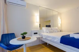 ნათელი სტუდიო ბინა ზღვის ხედით და აივნით