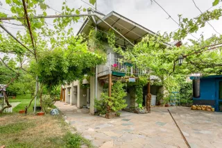 მხიარული სასტუმრო სახლი არაგვისპირში მომხიბლავი ბაღით