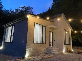 მყუდრო სახლი ტყეში