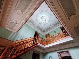 სასტუმრო სახლის ზედა სართული