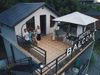 სასტუმროს აივანი