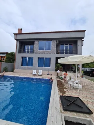 სახლი საცურაო აუზით Дом с бассейном