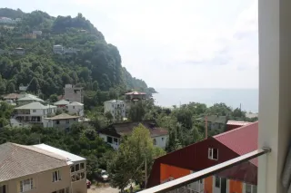 კვარიათი ბინა ზღვისა და მთის ხედით; Аппртамент с видом на море