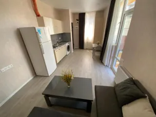 ნიკას ბინა აივნით ძველ თბილისში