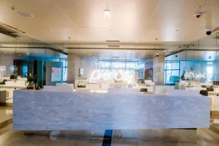 ორბი ქალაქი ზღვის ხედით