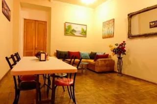 ცისარტყელა ჰოსტელი