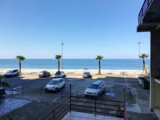 ბინები გონიოს ზღვის პირას