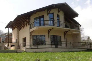 სამსართულიანი სახლი ბუნებაში თბილისის მახლობლად