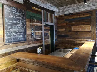 თეთრი შინოს ჰოსტელი