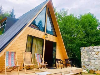 ხის ქოხები მესტიაში