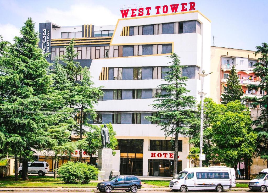 West Tower სასტუმრო