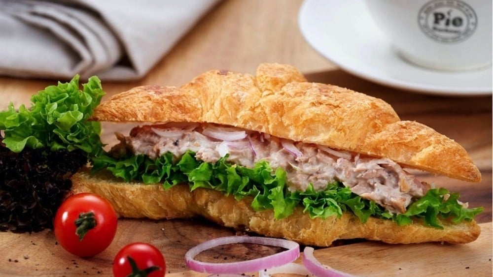 Croissant with tuna salad - Photo 19