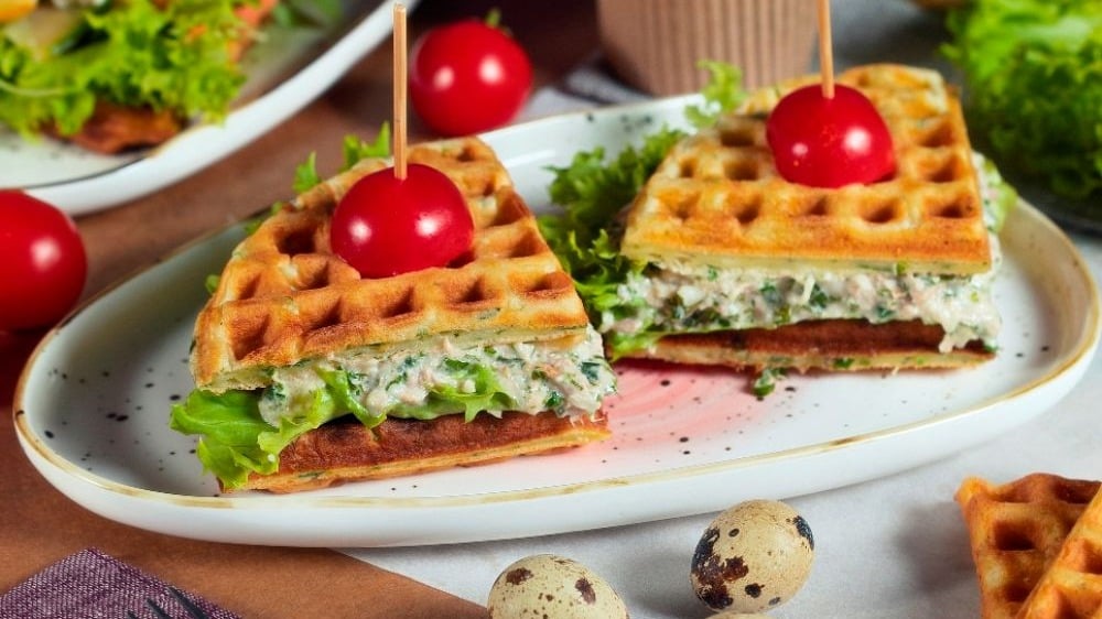 Waffle sandwich with tuna and mozzarella salad - Photo 30