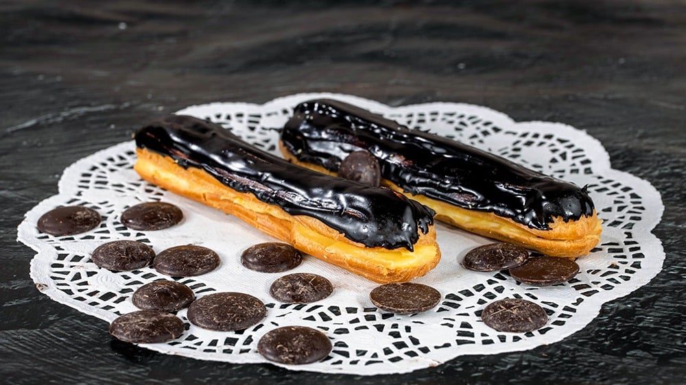 ეკლერი თეთრი მოხარშული კრემით და შავი შოკოლადის მინანქარით - Photo 1