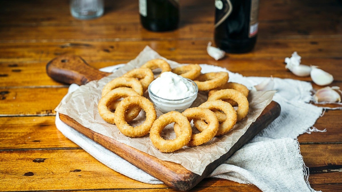 Fried squid rings and onion rings - Photo 14