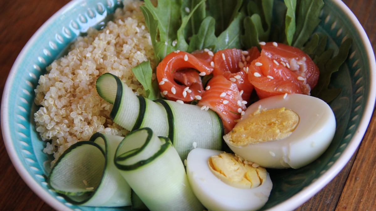 Quinoa salmon and arugula bowl - Photo 86