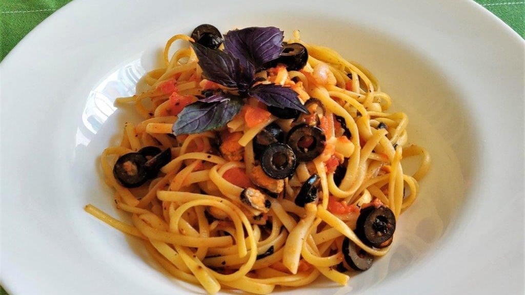 Garlic Seafood Linguine - Photo 25