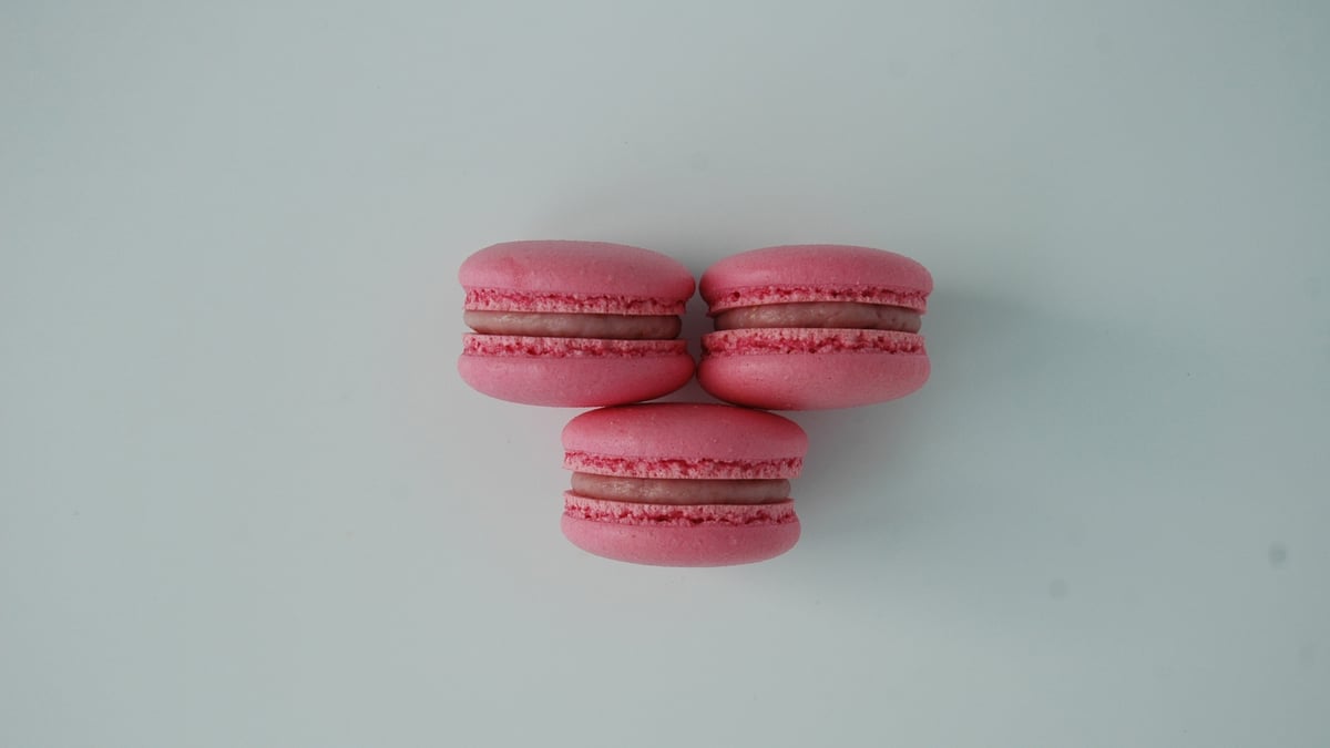 3pcs Rasberry Macarons - Photo 2