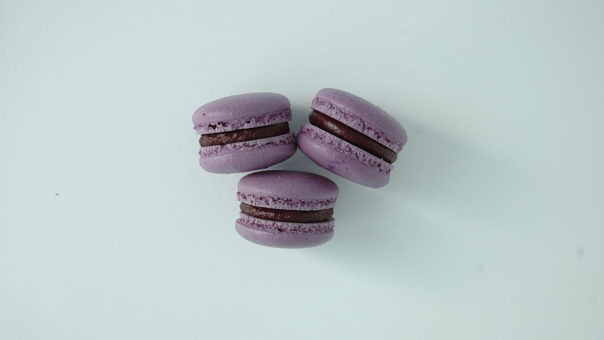 3pcs Black Currant Macarons - Photo 7