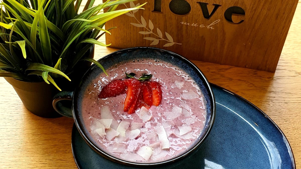 Berry smoothie bowl - Photo 24