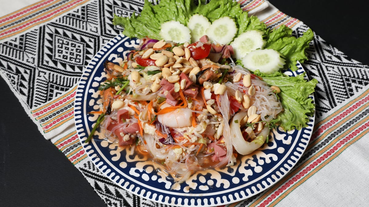 Yum Thai traditional salad - Photo 11