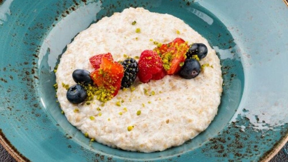 Oatmeal with milk and berries - Photo 3